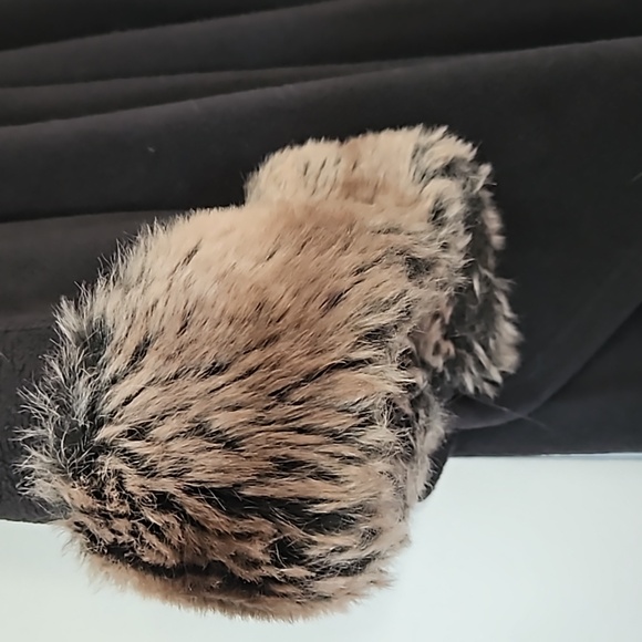 Women's casual cape, black with faux fur like trim in brown/beige. - Picture 2 of 4